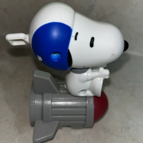 2018 MCDONALDS TOY COLLECTIBLE SNOOPY ON A SPACE ROCKET COLLECTORS - Picture 4 of 5